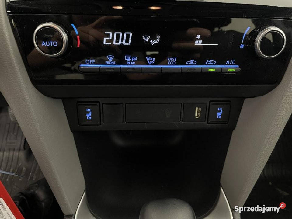 Toyota Yaris 2022r Salon Niski przebieg Warszawa sprzedam