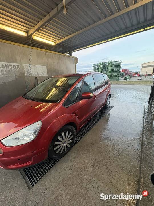 Ford s SUV S-MAX Gostwica