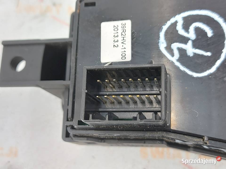 HYUNDAI i40 BLUE 13r przycisk hamulca ręcznego Kielce