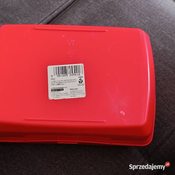 czerwony lunchbox z grafiką przedstawiającą Poznań