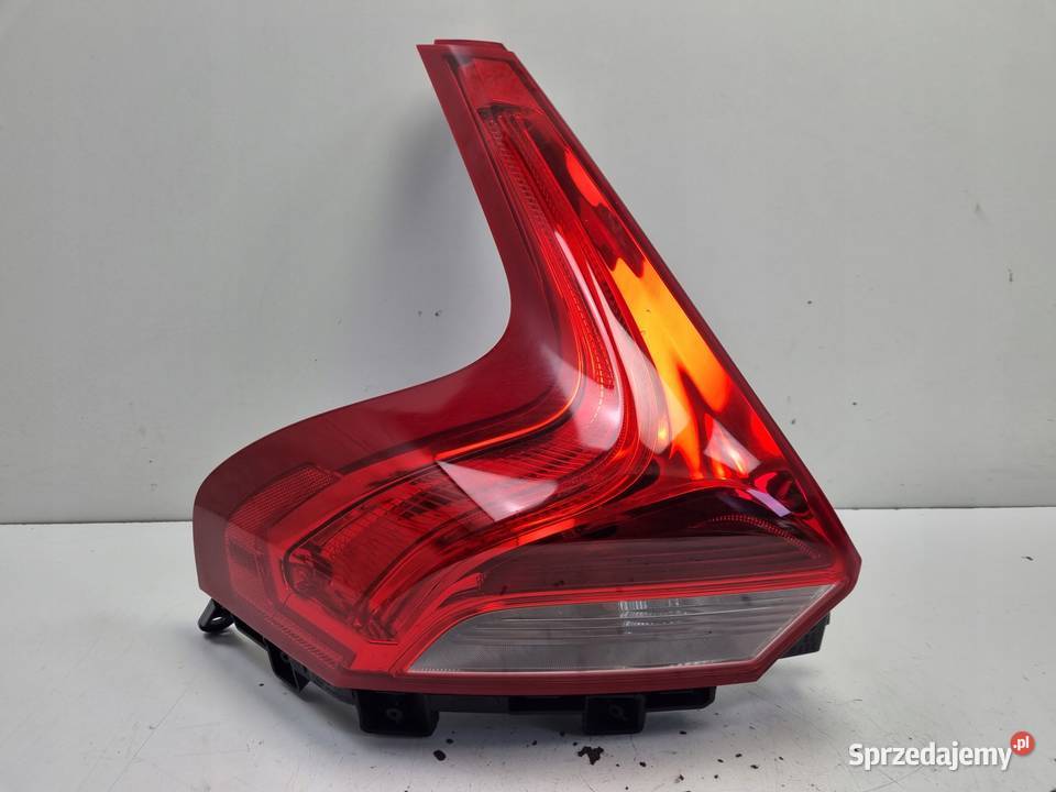 Volvo V40 II 1216r TYLNIA TYLNA LAMPA LEWA lewy Janów