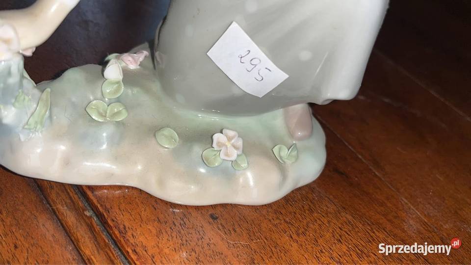 Figurka Dziewczyna zrywająca kwiaty Lladro Spain Gdańsk