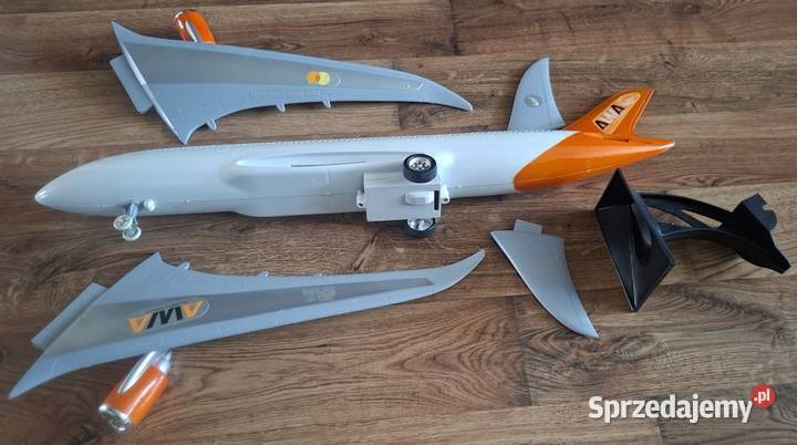 Duży samolot pasażerski AirBus z napędem jeździ biały Zielona Góra