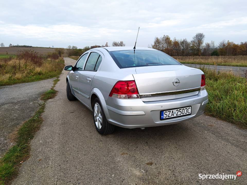 Opel Astra H Sedan 16 Benzyna Pilica