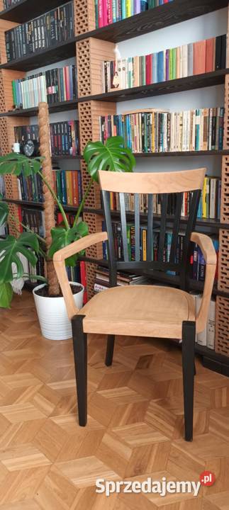 Krzesło drewniane z podłokietnikami sprzedam