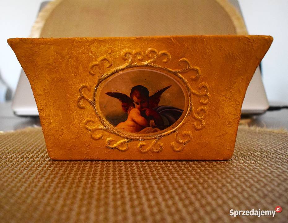 Złotawy ceramiczny pojemnik ozdobiony grafiką Chełmno