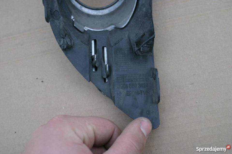 MERCEDES C KLASA W204 LIFT KRATKA HALOGENU LEWA Bieleń