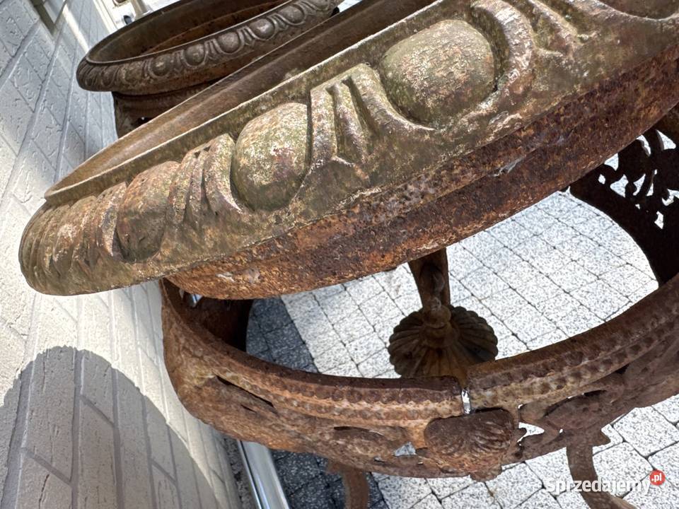 Stare żeliwne donice donica z żeliwa inną niż Długopole Dolne