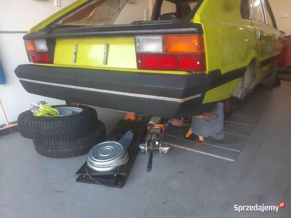 Piekny zderzak tyl polonez pierwsza seria 79 Brusy