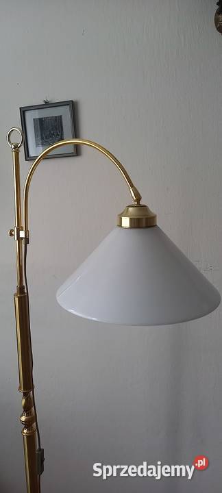Lampa podłogowa z ruchomym ramieniem