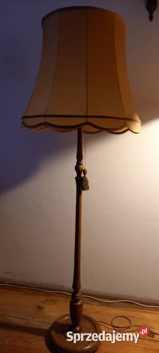 Drewniana lampa podłogowa z abażurem 2