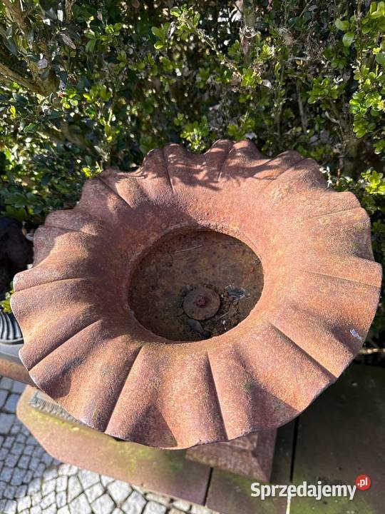Stary zabytkowy kwietnik żeliwny donica monument Bystrzyca Kłodzka