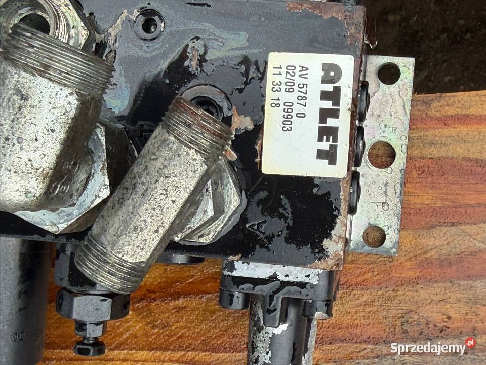 Rozdzielacz hydrauliczny czterosekcyjny 48V sprzedam