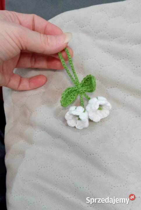 Kwiaty dzwonka wykonane na szydełku brelok