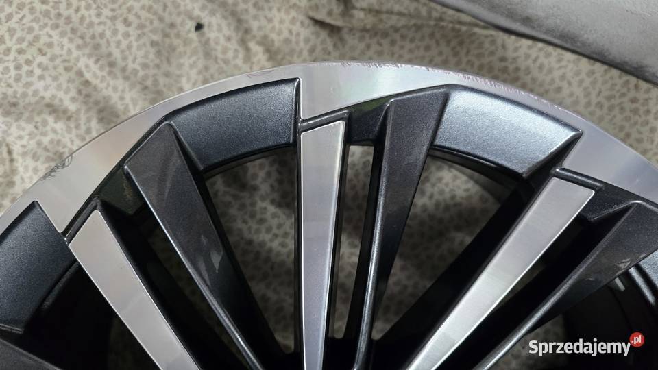 Felga 8J19 Skoda Superb 2024r 3P0601O25 aluminiowe Łask sprzedam