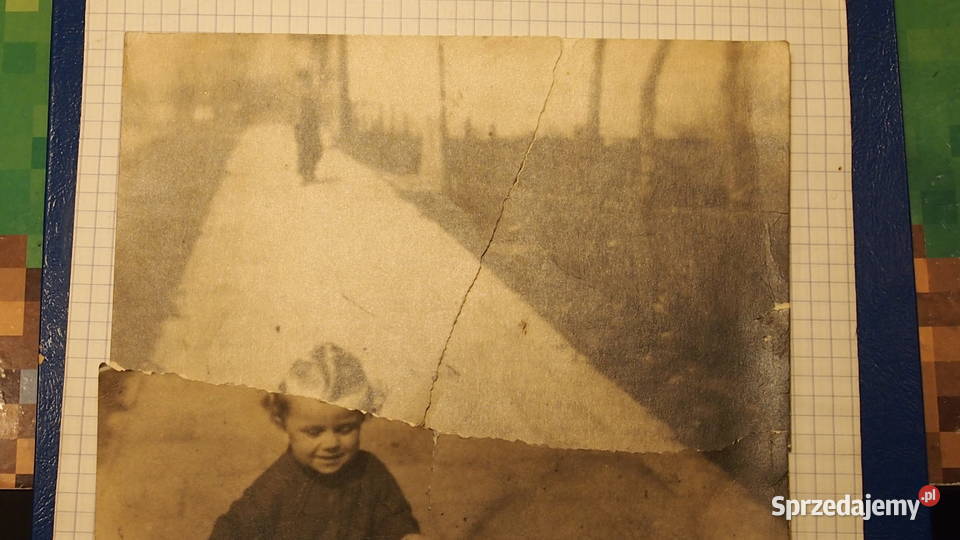 Fotografia dziecko na trójkołowym rowerku czasy Pozostałe Tychy