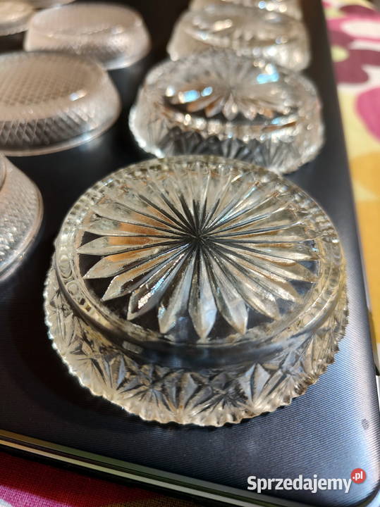 Szklane kryształowe i plastikowe podstawki pod
