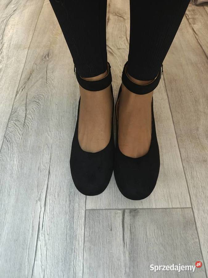 42 Czarne bogato zdobione czółenka wieczorowe z