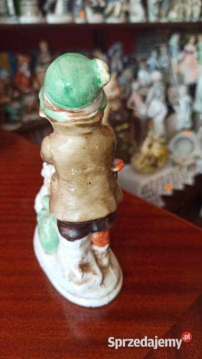 Figurka chłopca grającego na flecie pieskowi Porcelana i szkło Gdańsk