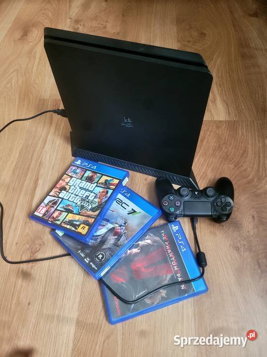 Konsola Sony play station 4 1TB 1 pad 4 gry Łazy sprzedam