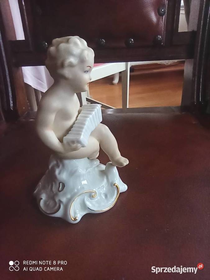 Figurka Puto z harmoszką Sygnatura Schaubach