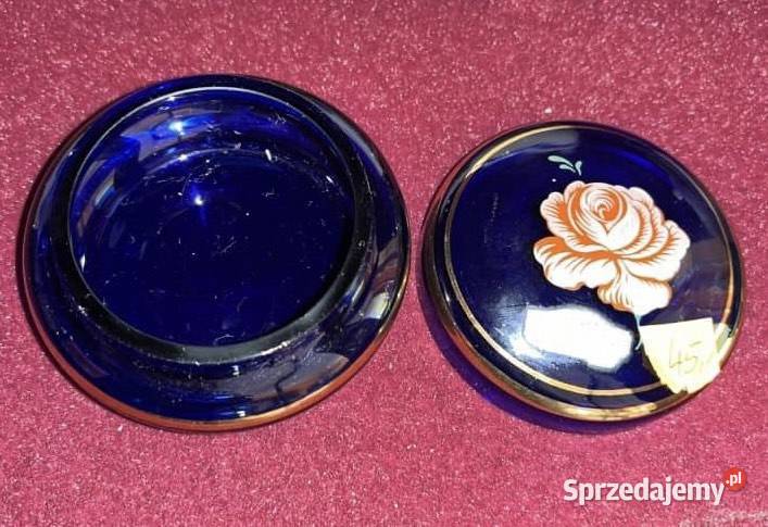 Szklane puzderko z kobaltowego szkła z różyczką Porcelana i szkło Gdańsk