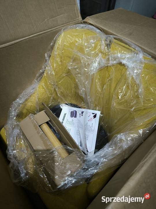 Nowoczesny żółty fotel z drewnianymi nóżkami sprzedam