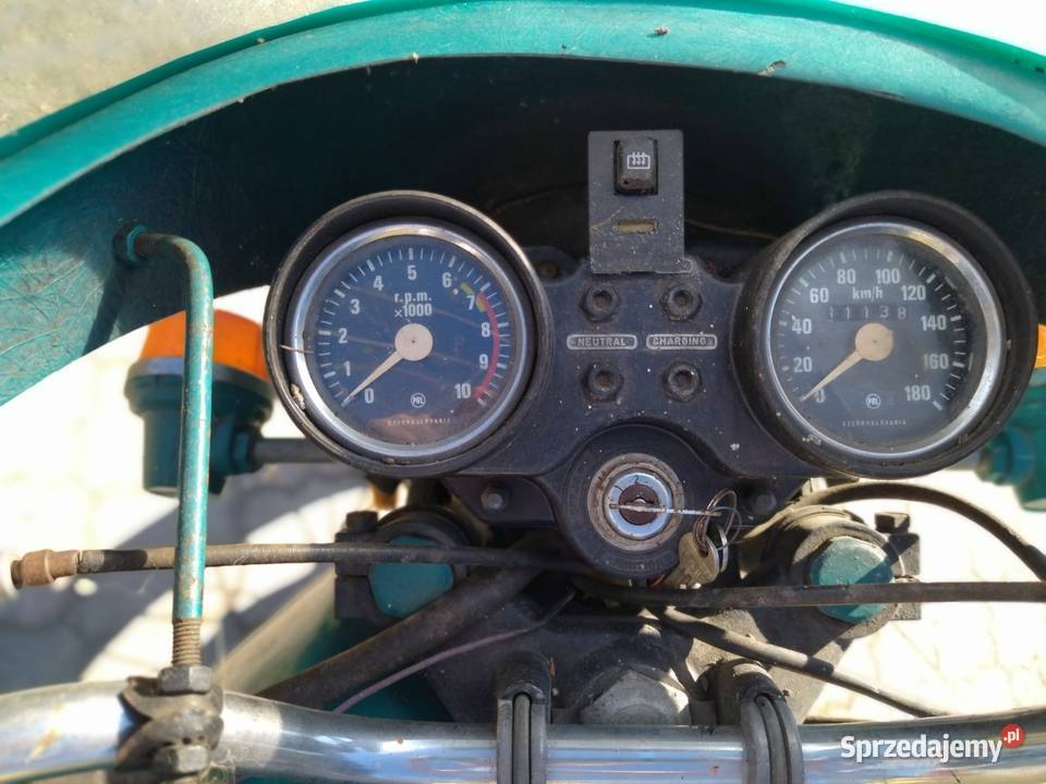 Jawa CZ350 z Dokumentami na białej tablicy Jawa Lublin