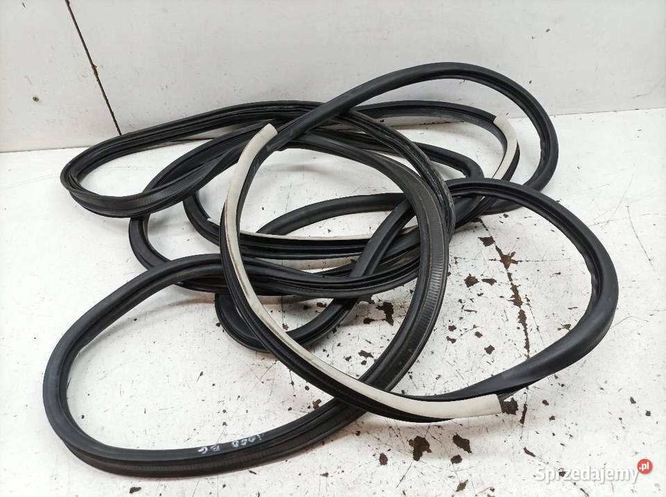 USZCZELKA DRZWI LEWY PRAWY TYŁ BAGAŻNIKA WNĘKI Rok produkcji 2019 sprzedam