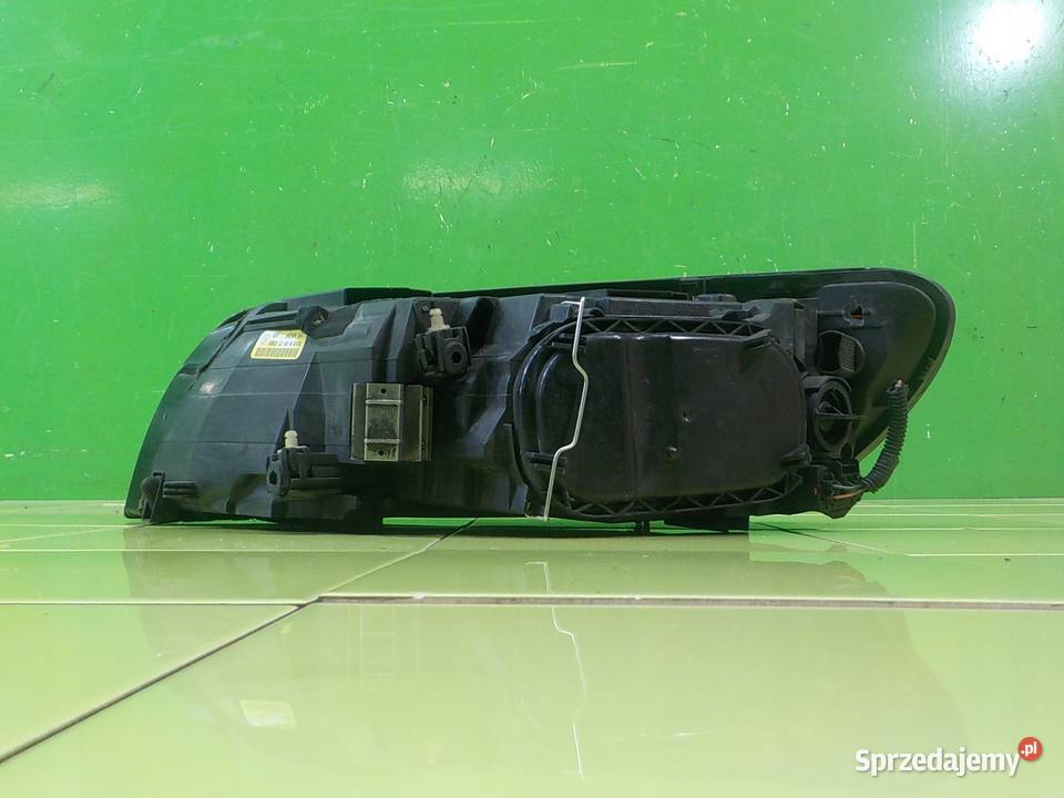 VOLVO C30 25T5 07r 3D lampa prawa przod 30657175 Suków