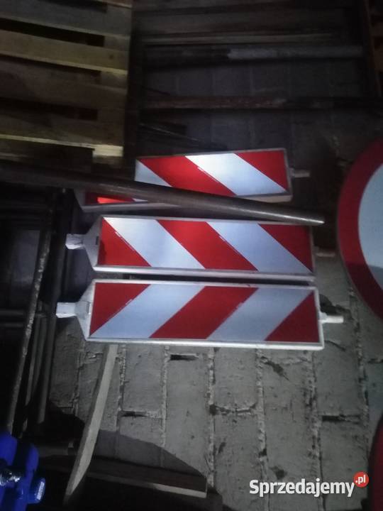 Znaki tablice drogowe do budowy zjazdu Słupca