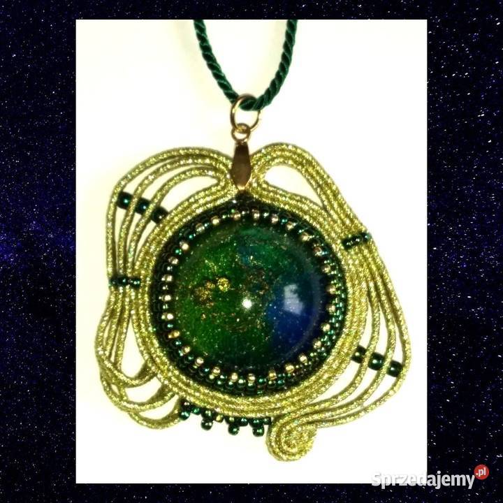 ZIELONOZŁOTY 2 WISIOR Z ŻYWICĄ SUTASZ Warszawa