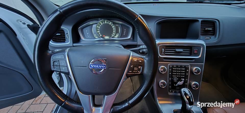 Wyjątkowe Volvo V60 Cross Country 25T AWD Twój 2500cm3