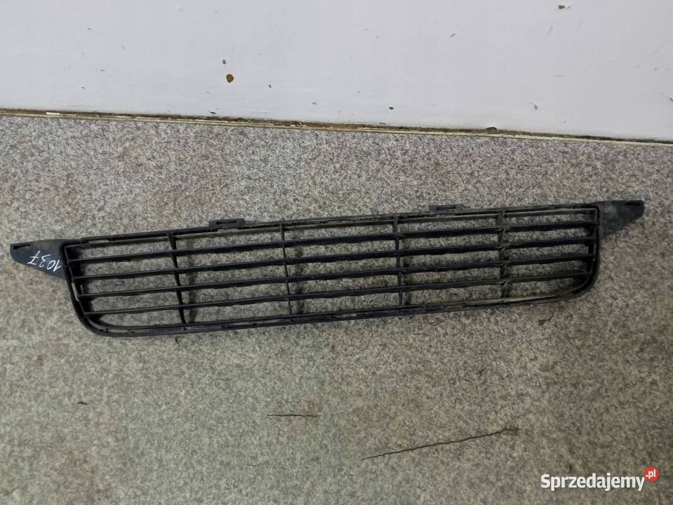 KRATKA ZDERZAKA ŚRODKOWA PRZÓD T27 Toyota Zderzaki Karoseria