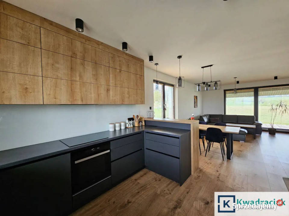 Dom wolnostojący 983m2 Besko wolnostojący