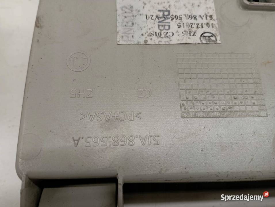 LAMPKA PODSUFITKI SCHOWEK NA OKULARY Skoda Rapid