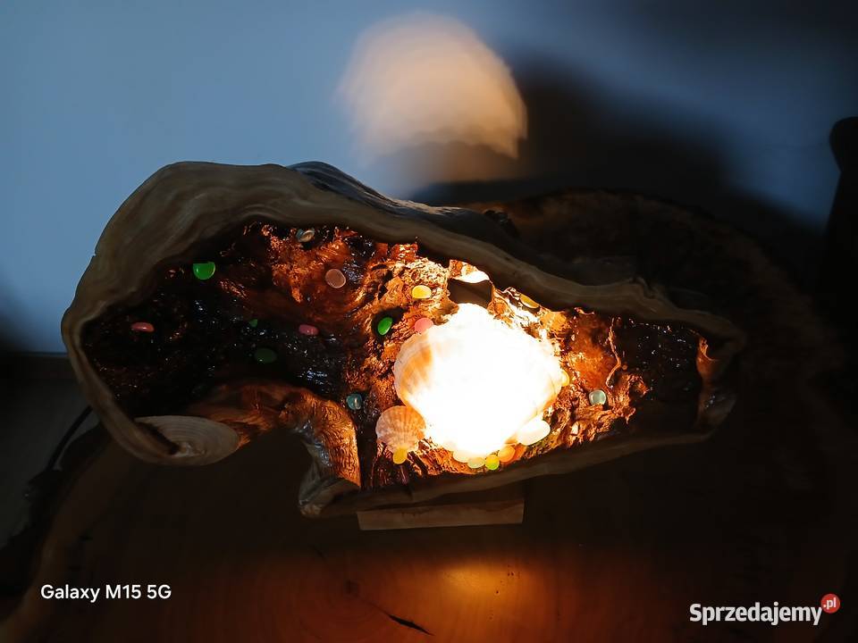 Ozdobna lampa z drewna i muszli unikalna Skawina