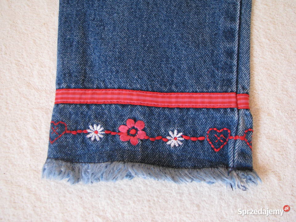 Urocze jeansowe spodnie dziewczęce z haftem na
