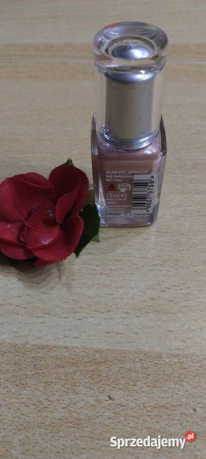 Lakier do paznokci w kolorze beżowo różowy Lublin