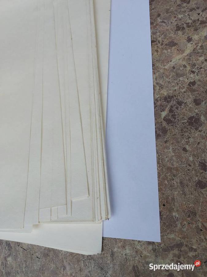 Stare pożółkłe kartki papieru cienkie A4 ponad Tczew