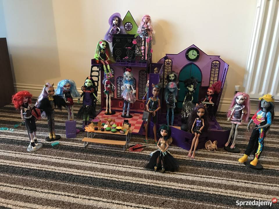 Straszyceum plus 20 lalek