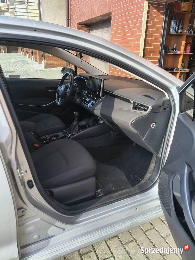 Toyota Corolla sedan 2021r 15 benz srebrna Elbląg