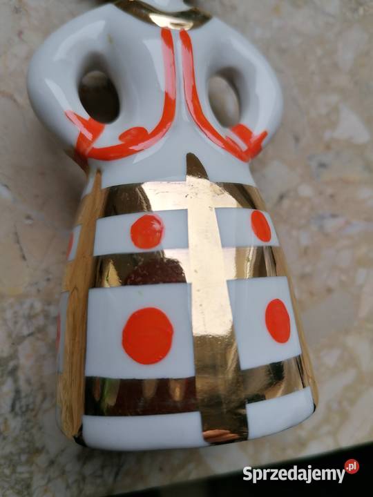Figurka kobiety w stroju ludowym Połonne Porcelana i szkło podkarpackie Mielec