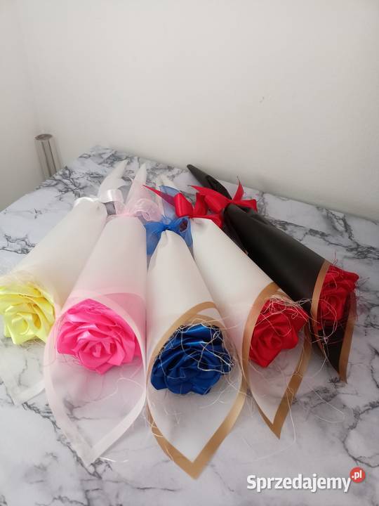 Róże ze wstążki na Dzień Kobiet