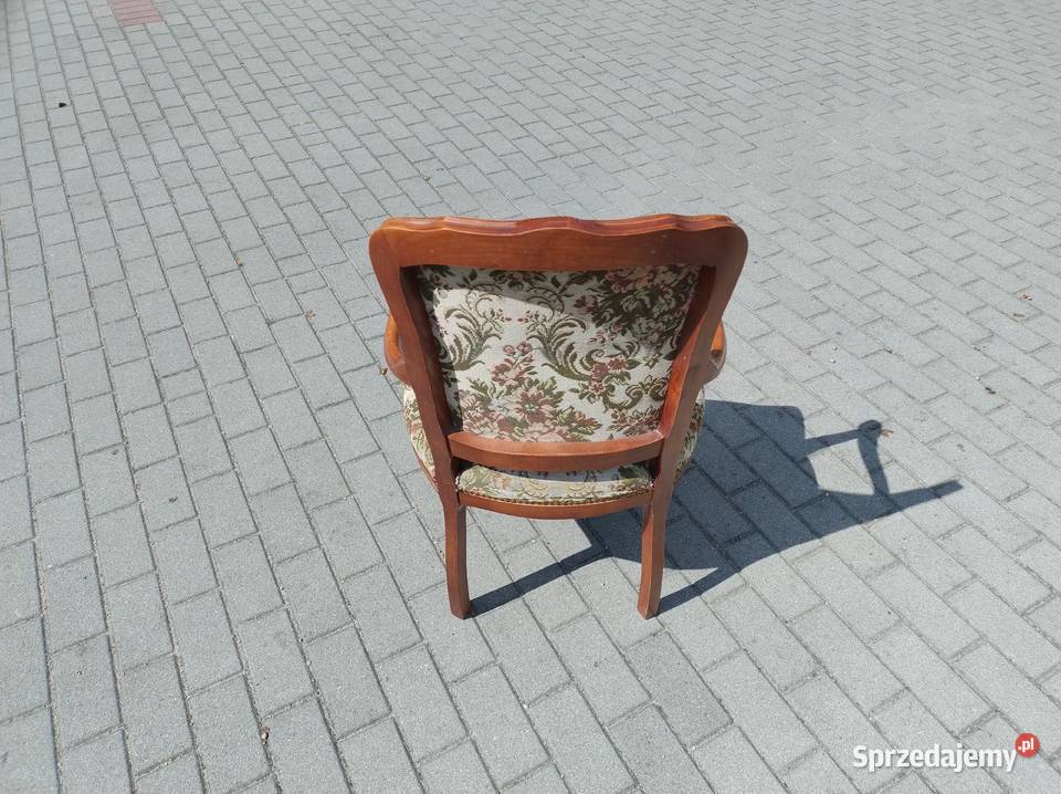 Stary stylowy ładnie zdobiony fotel w stylu Gdynia
