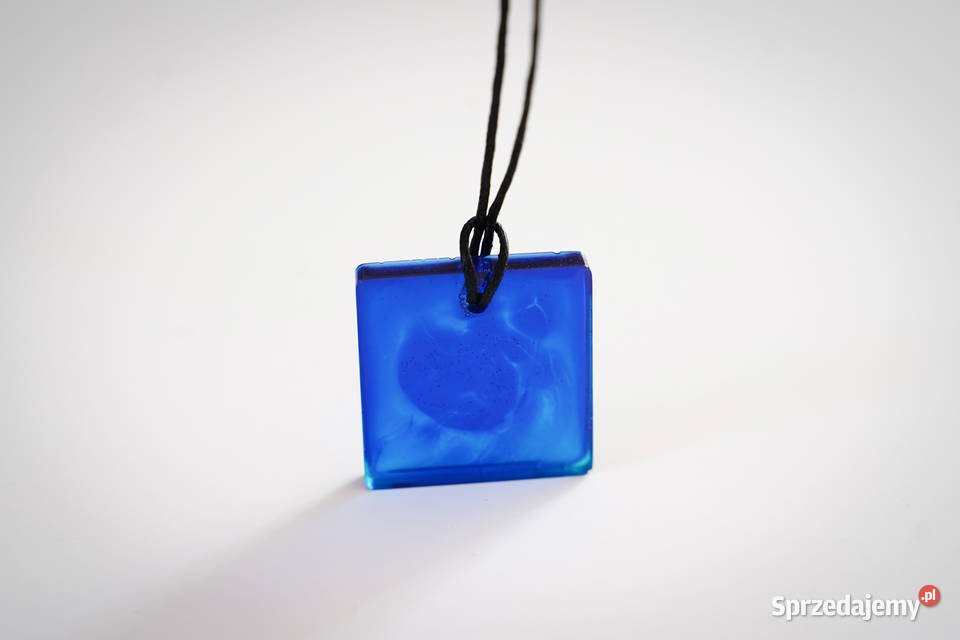 Kwadratowy niebieski wisiorek 29x29 na sznurku mazowieckie Warszawa