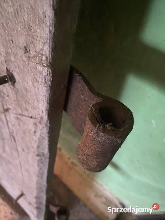 Drewniane drzwi z metalowymi okuciami Kraków