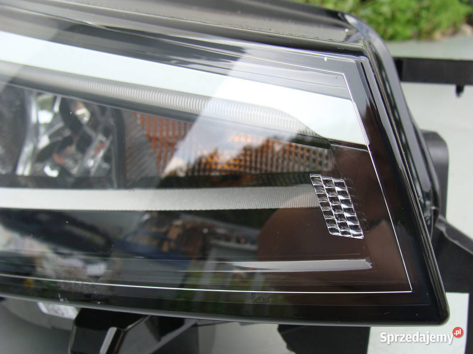 VW ID4 ID4 LAMPA PRZEDNIA PRAWA LED 11C941030 lampy przednie Motoryzacja