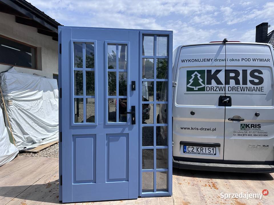 Drzwi zewnętrzne drewniane z doświetlem montaż