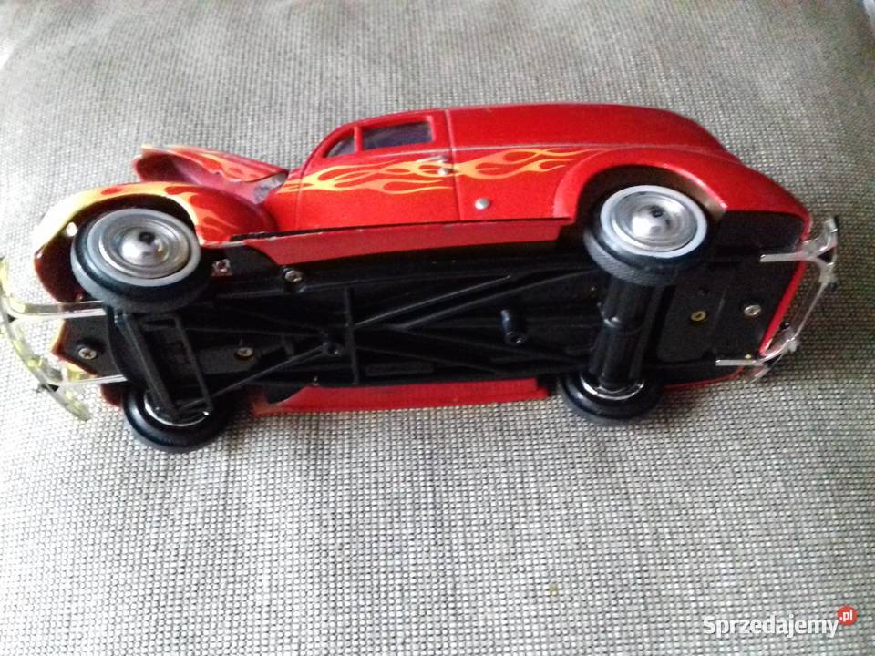 Sprzedam autko metalowe Ford Sedan